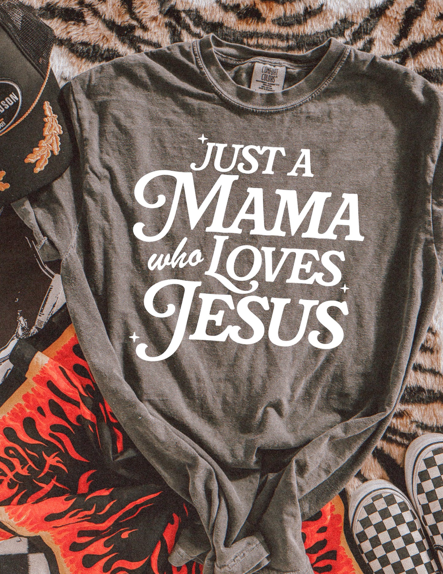 JUST A MAMA WHO LOVES JESUS (WHITE TEXT) TEE