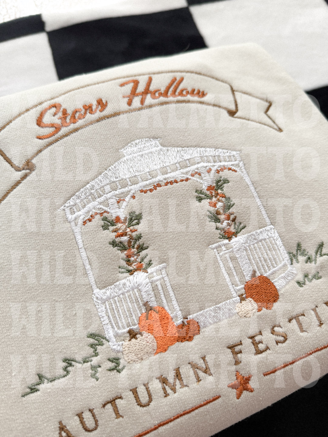 STARS HOLLOW AUTUMN FESTIVAL EMBROIDERED SWEATSHIRT